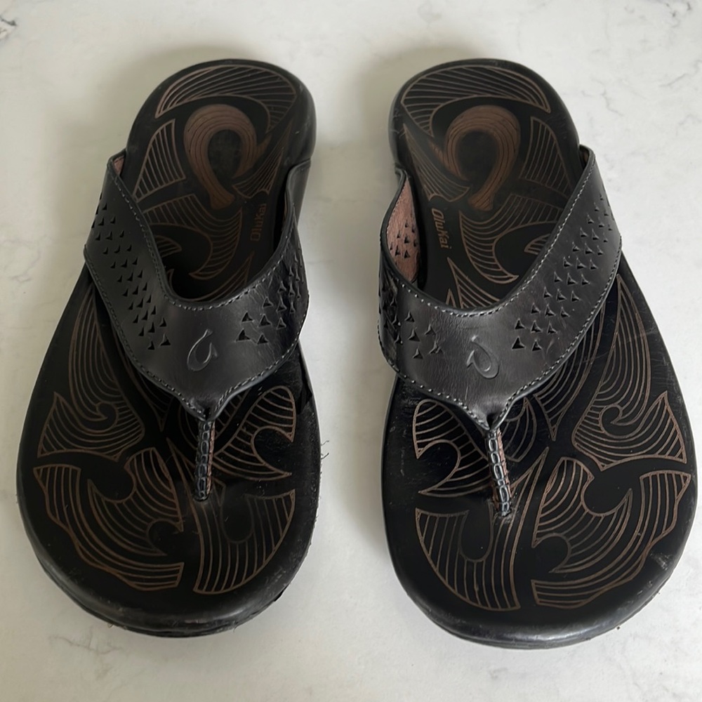 Black leather Men’s Olukai size 10 flip flops
